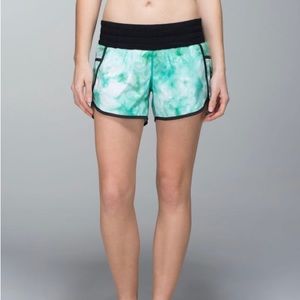 Lululemon Tracker Short II *2-way Stretch
Spray Dye White Blue Tropics / Black